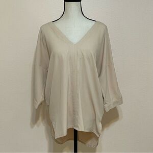 Umgee Ivory Top V-neck Top Size Medium